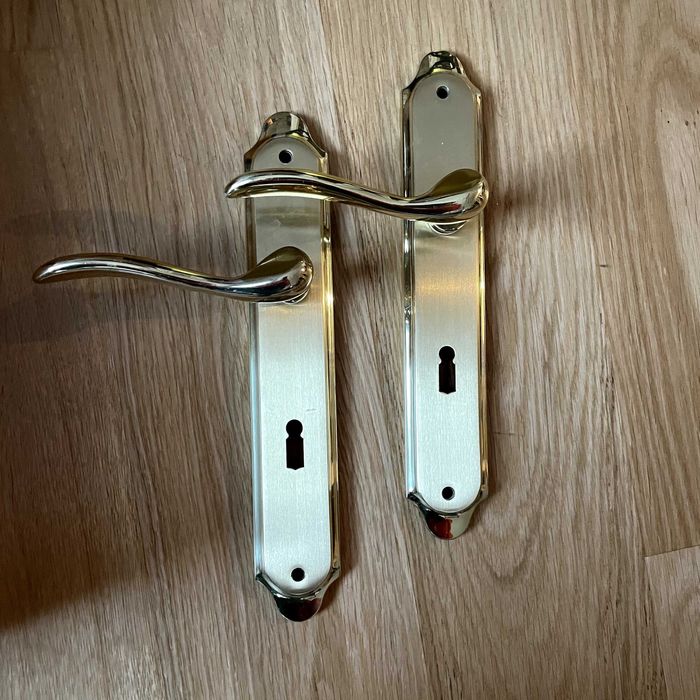 Zestaw klamek mosiądzowanych i zamków do drzwi