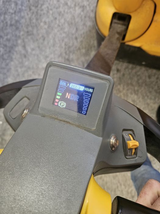 Paleciak elektryczny sztaplarka.