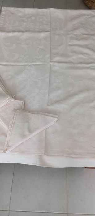 Toalha de linho bordada com 10 guardanapos iguais 150cmX220cm