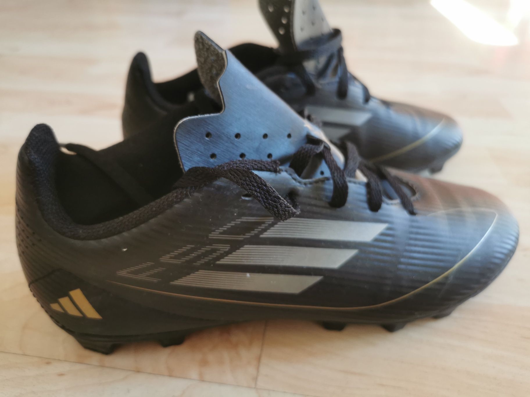 Buty piłkarskie korki adidas czarno-złote r. 38