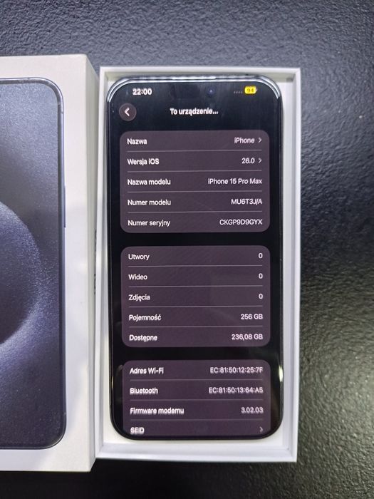 iPhone 15 pro Max 256GB igła z baterią 85% w kolorze ciemny granat.