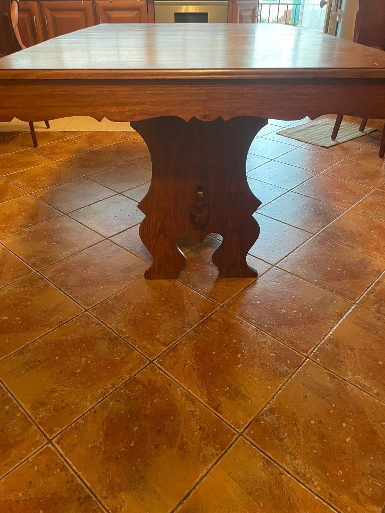 Mesa em madeira exótica