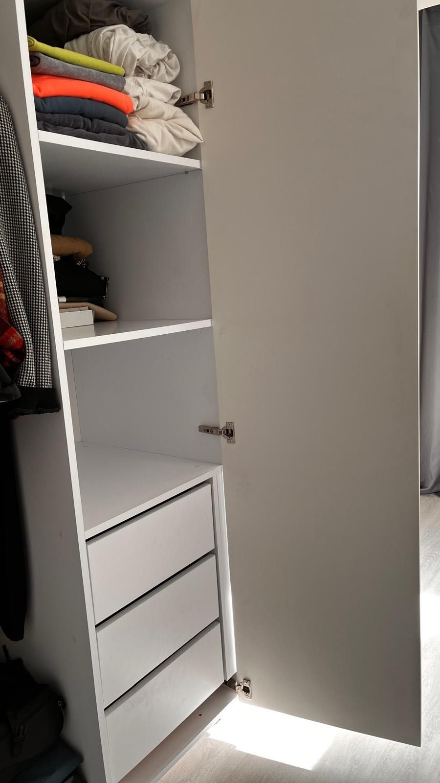 Biała szafa w stałej zabudowie garderoba