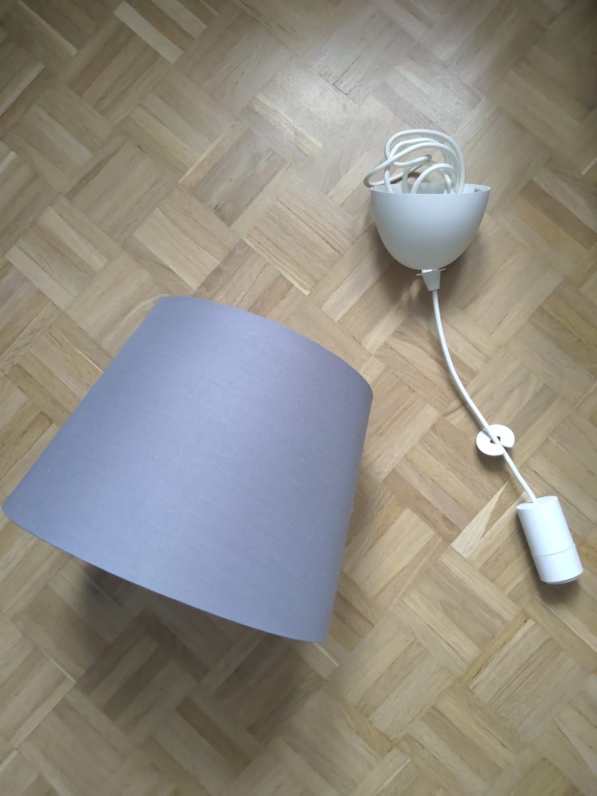 Lampa wisząca szary klosz i biały kabel z tkaniny: Jara/Sunneby z Ikea