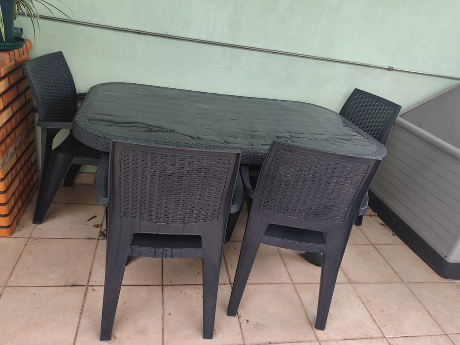 Mesa de jardim com 4 cadeiras