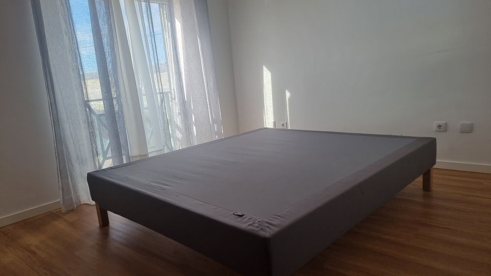 Cama 180x200 Lyngor com pés e capa