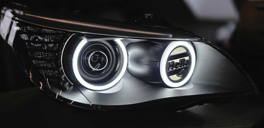 Emblematy logo Hella 2D 3D do BMW E60 E61 prelci LCI podświetlenie led