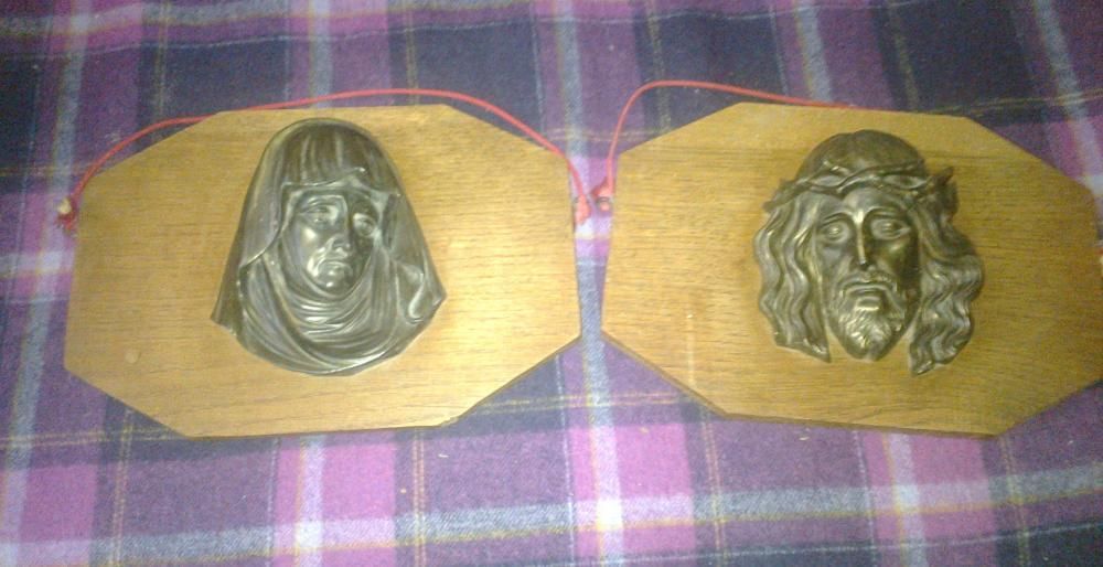 2 płaskorzeźby: Jezus i Maryja