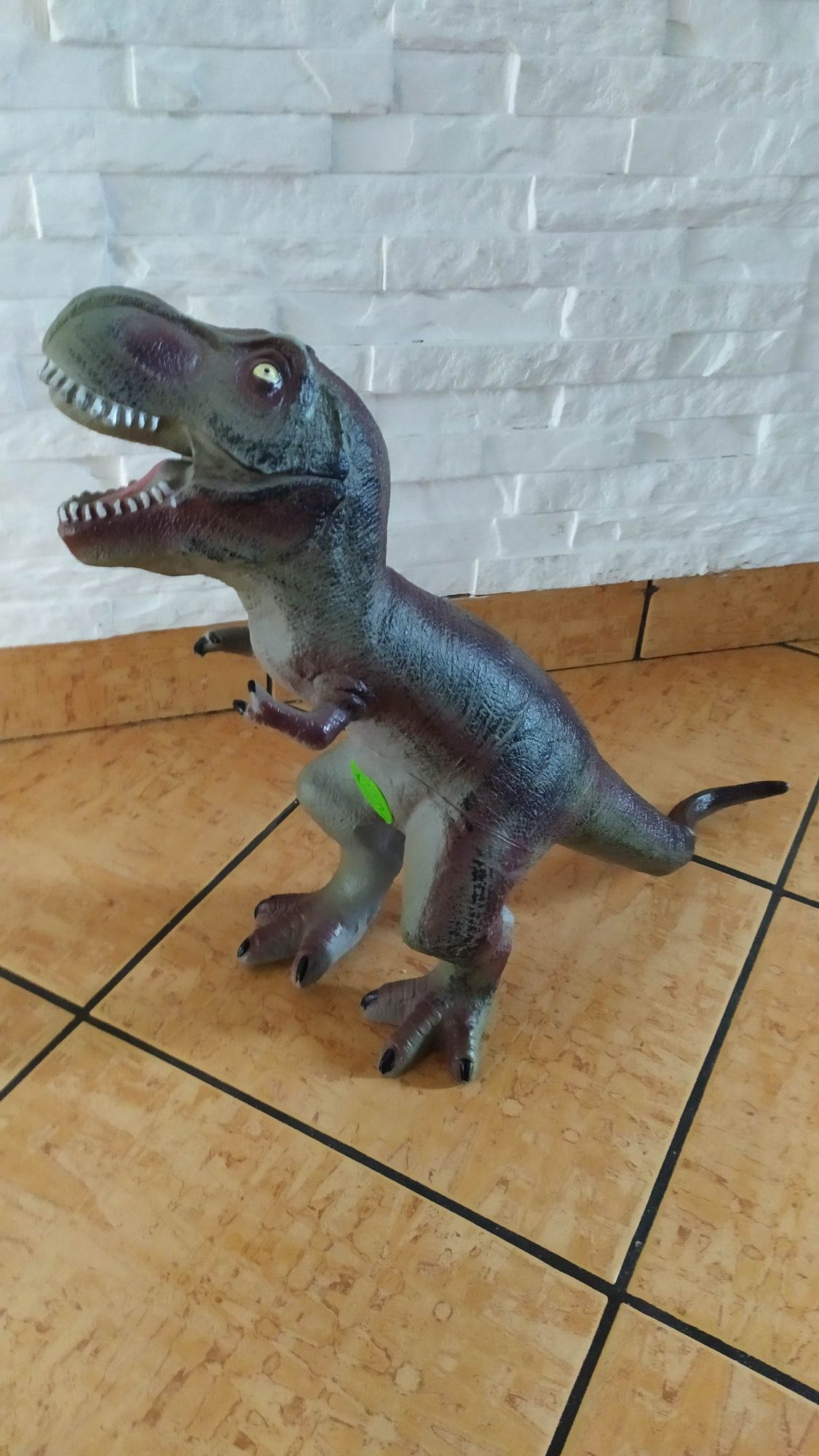 Dinozaur gumowy wydaje dzwieki, nowy