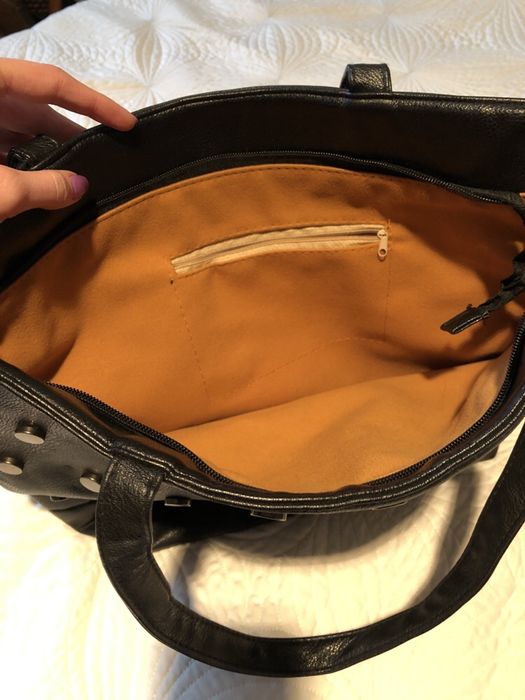 Czarna torebka z ćwiekami z ekoskóry .