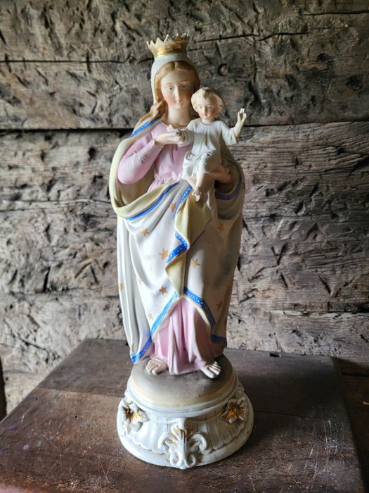Porcelanowa Maryja Królowa Matka Boża biskwit
