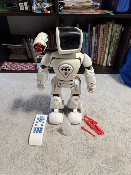 Великий робот на пульту