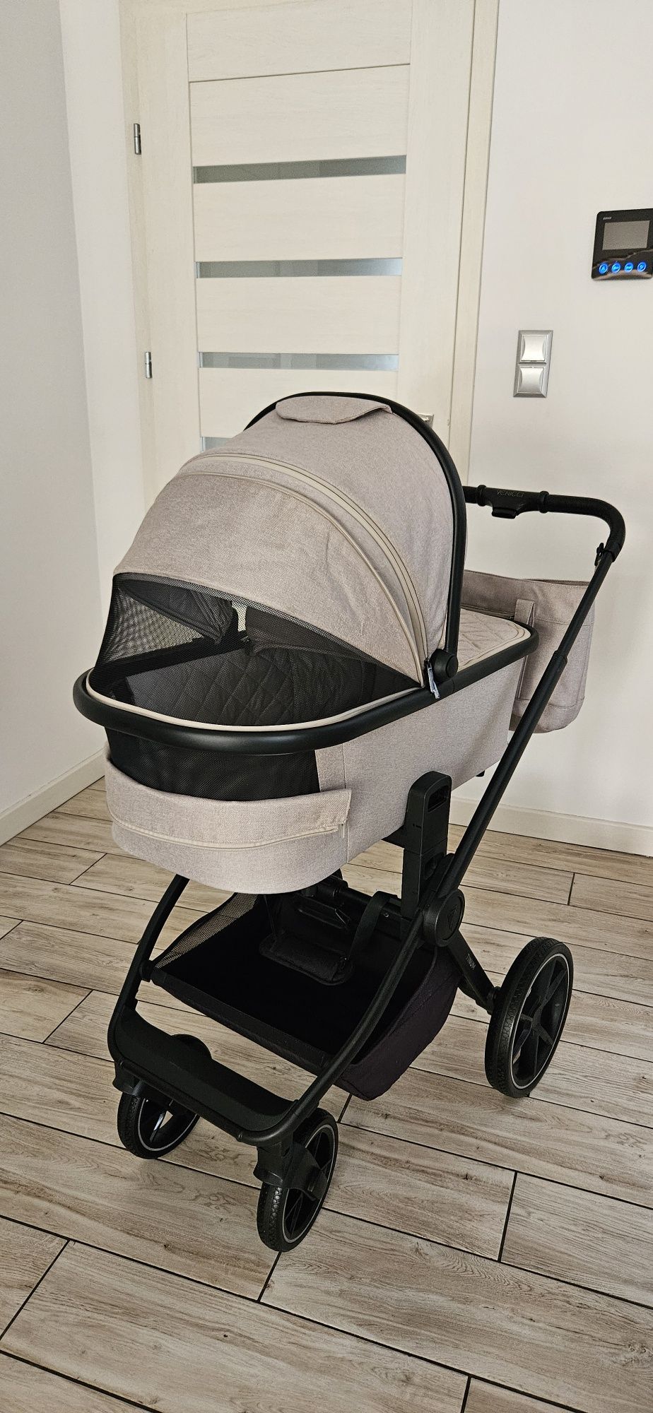 Wózek Venicci Tinum 2 0 w wersji 2w1 lub 4w1 z Cybex I bazą obrotową