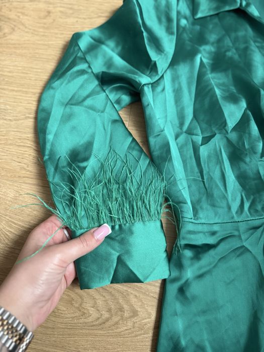 Жіноча атласна міні-сукня zara з пір'ям на манжетах рукавів