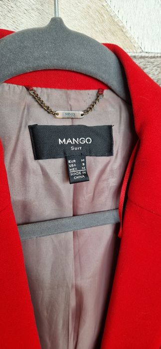 Czerwona taliowana marynarka Mango roz. M
