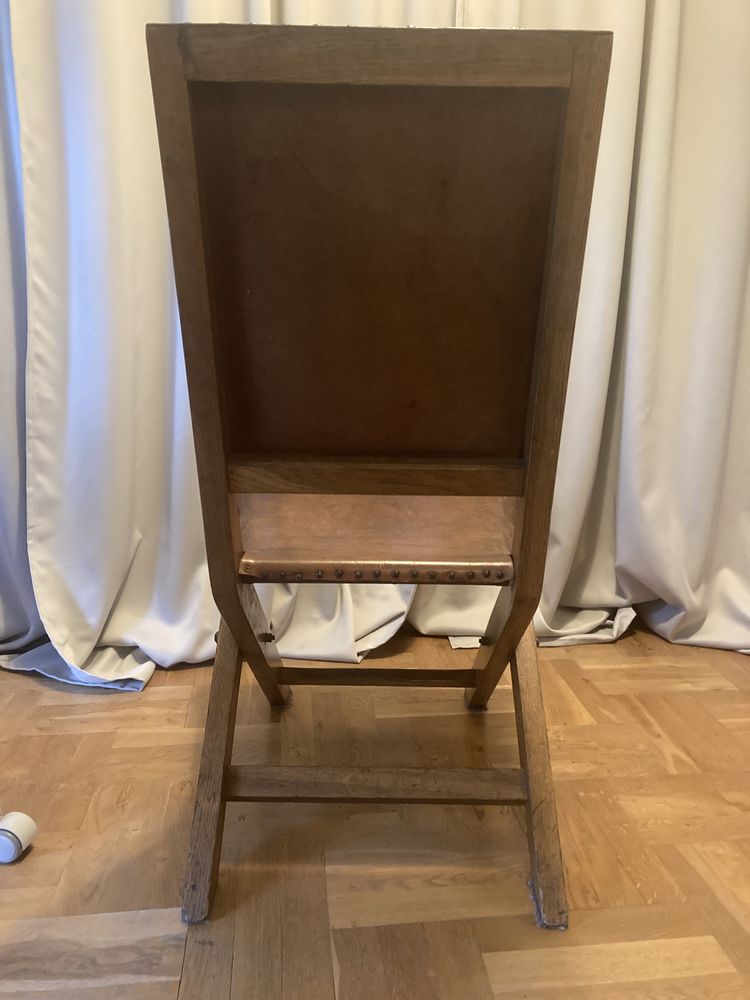 Drewniane krzesło obite skórą