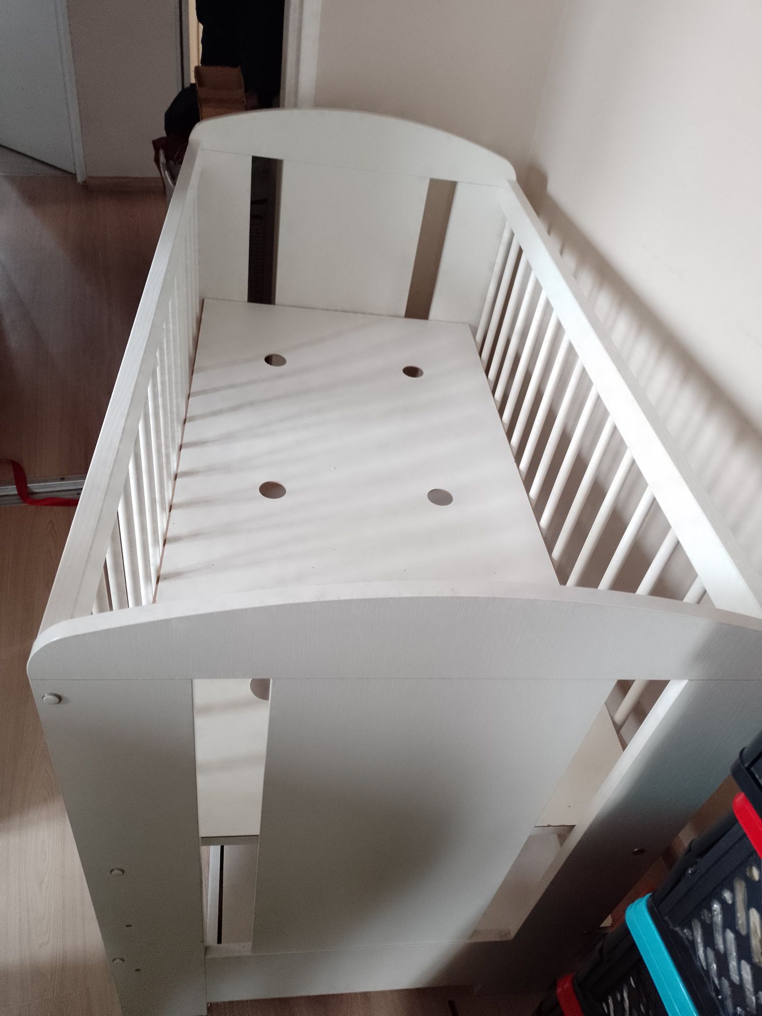 Łóżeczko dziecięce z szufladą, materacem i przewijakiem