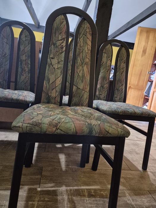 Krzesła drewniane czarne niebieskie