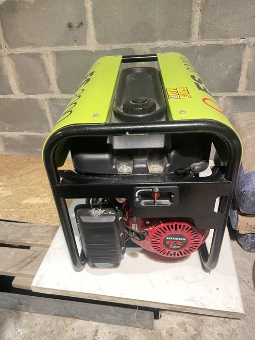 Продам італійський  генератор Pramac ES3000 Honda