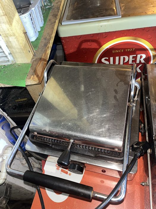 Tostadeira com chapa lisa