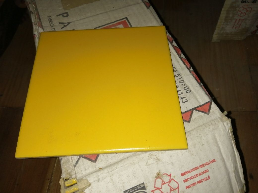 3 caixas 45 azulejos Pavigres mate 15 X 15 cm (preto, branco e amarelo
