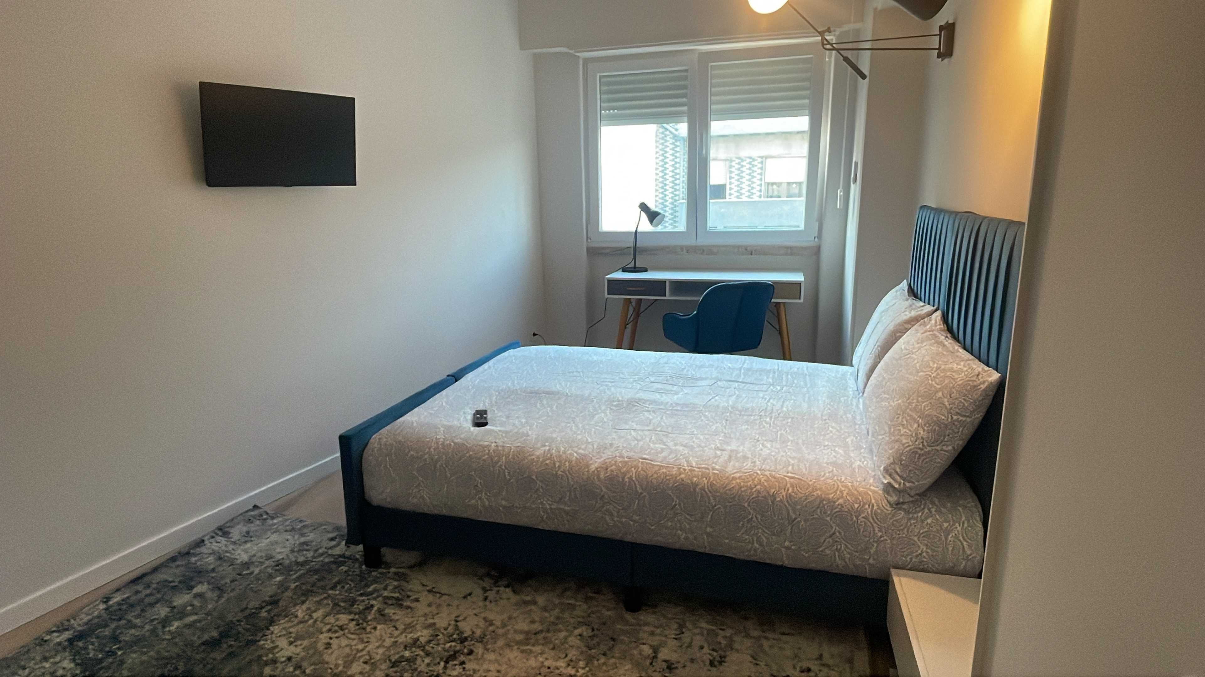 Quarto com varanda - Menina Estudante - Cidade Universitária