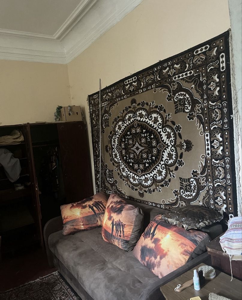 Продається частина будинку в самому центрі міста. Присутній торг.