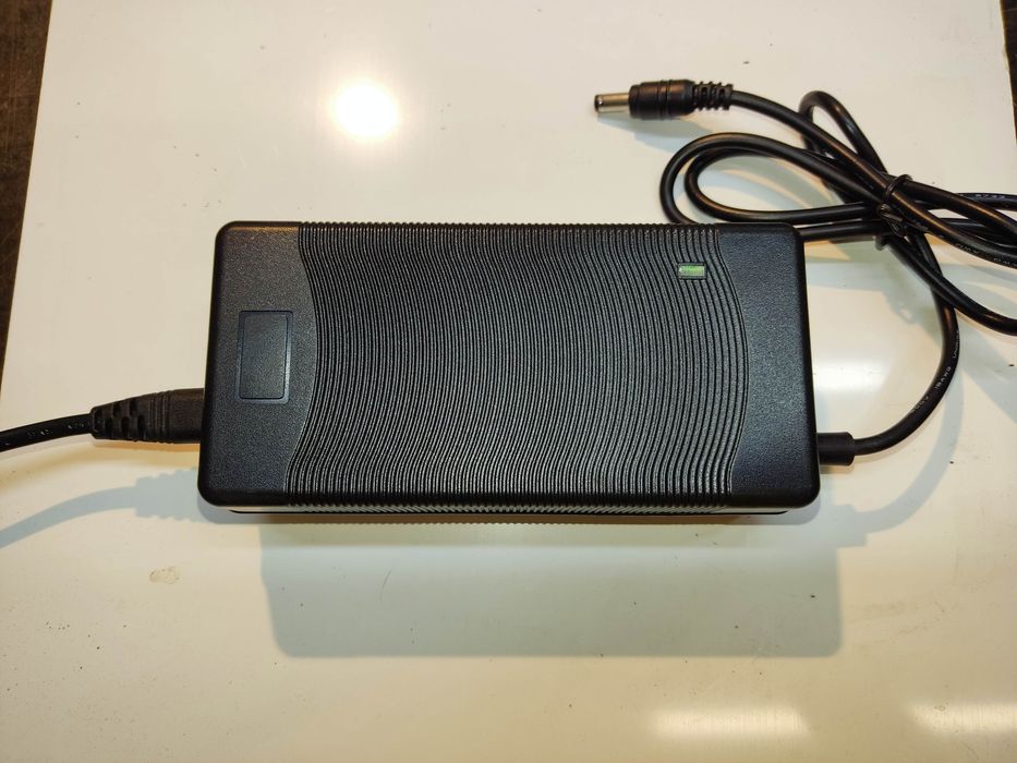 Ładowarka / zasilacz do reweru, hulajnogi 36V/42V 4A z wetylatorem