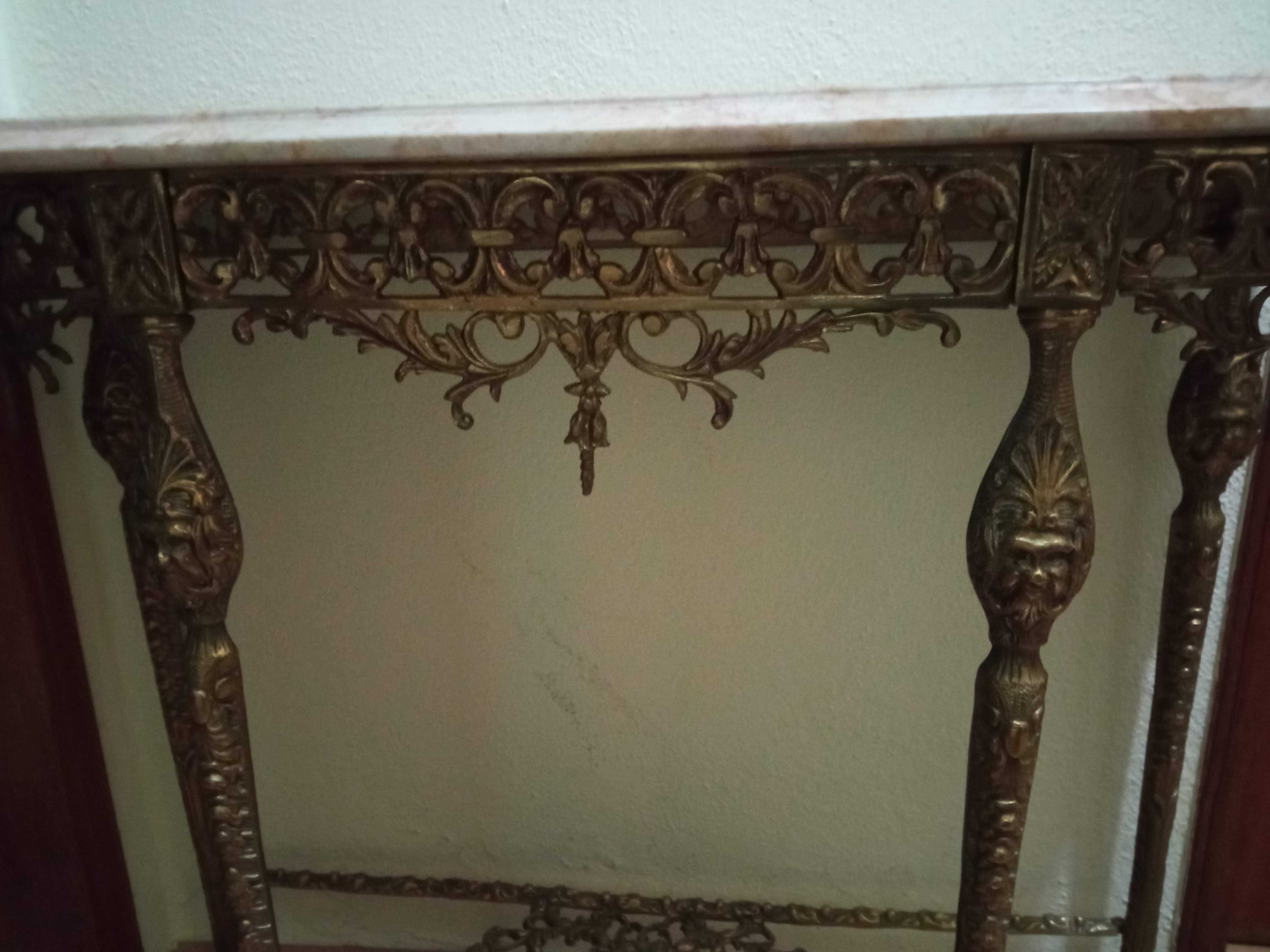 Mesa de metal dourado com pedra mármore