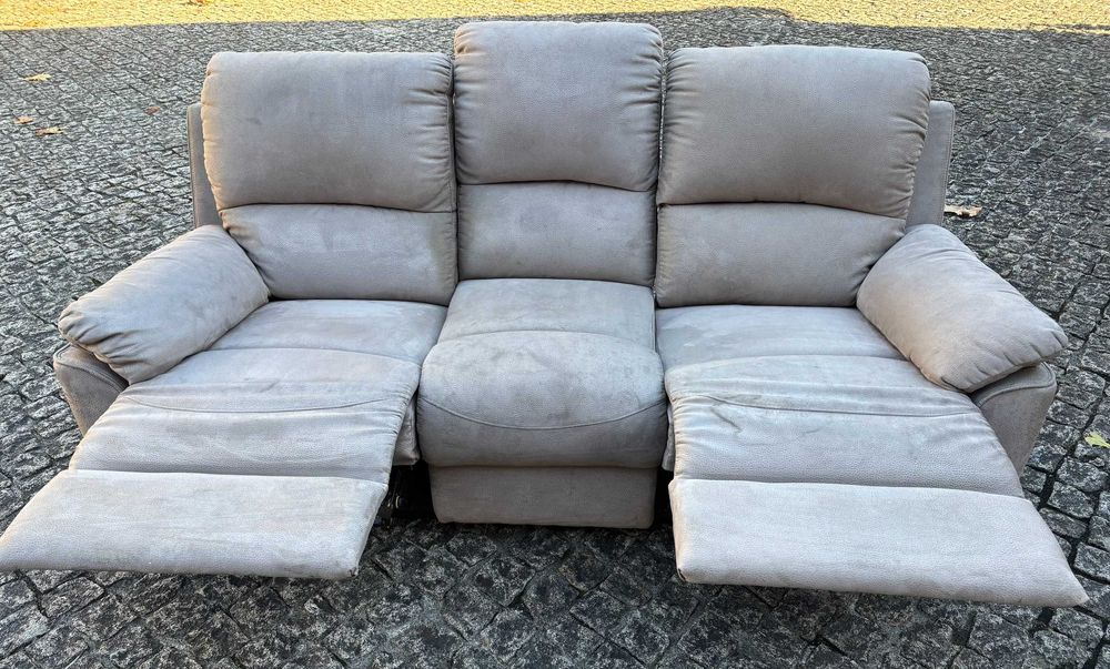 Sofá beje acinzentado de 3 lugares