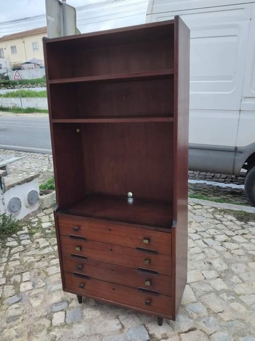 Móvel de sala com prateleiras e gavetas