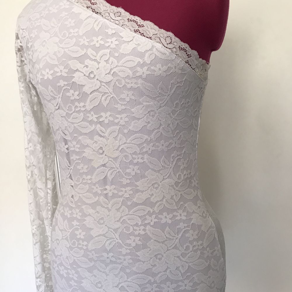 Vestido branco de renda justo ao corpo (38/M)