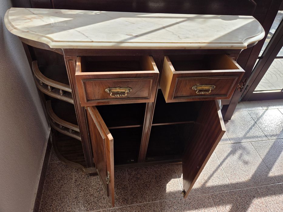 Vendo sapateira em mogno com pedra mármore