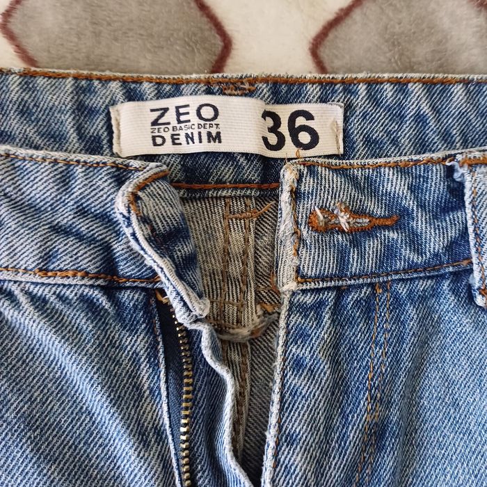 Джинси світло-блакитного кольору