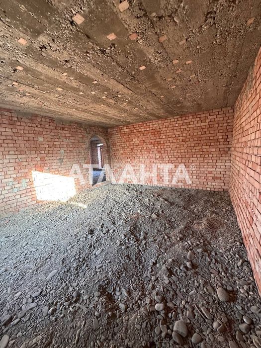 Двоповерховий будинок біля Чернівців
