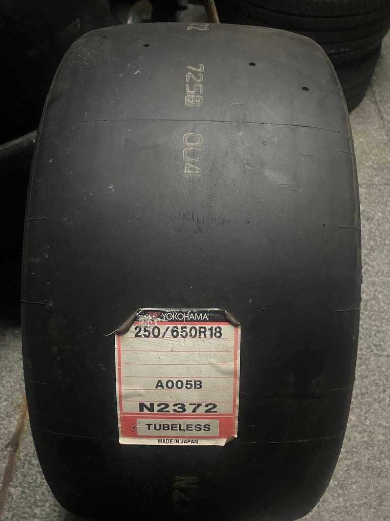 Pneus YOKOHAMA 210/650R18 e 250/650R18 slick