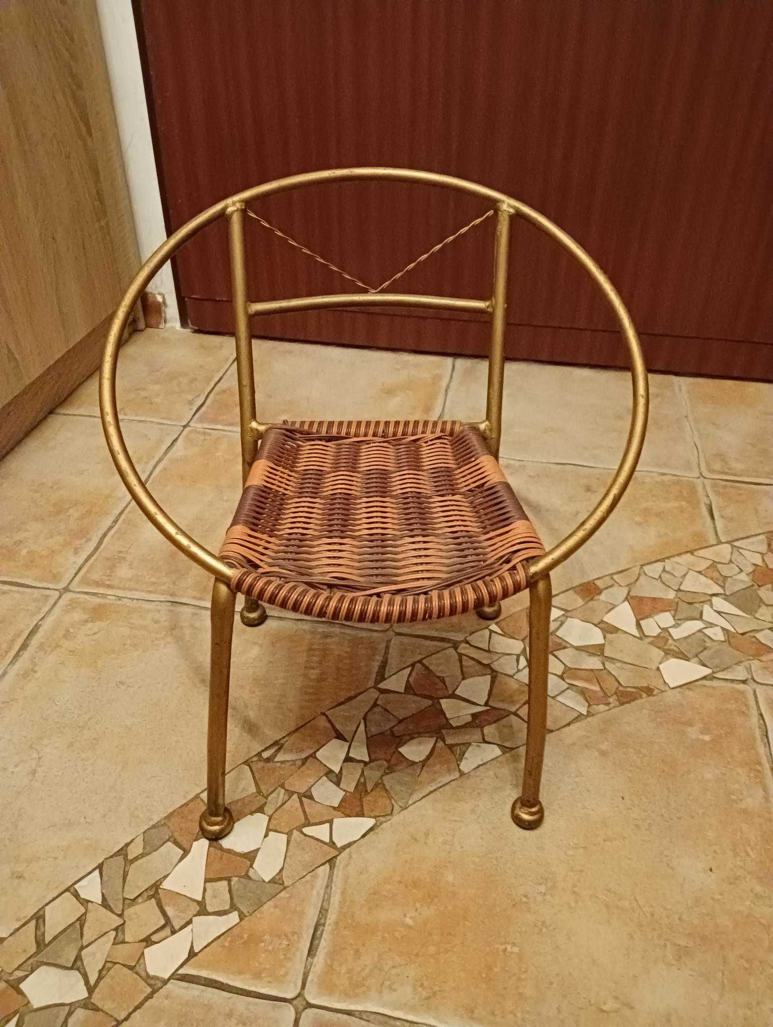 Ozdobne krzesełko rattan wys. 37, śr. 33 cm