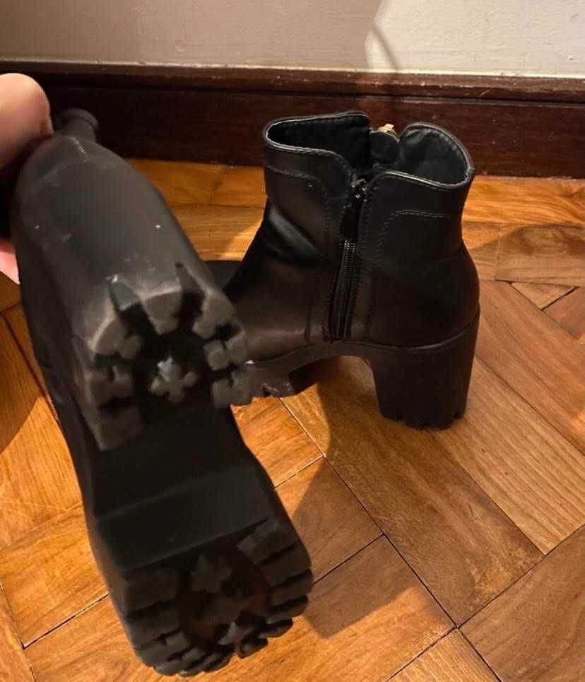 Botas de tornozelo com tacão Pretas