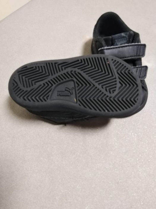 Sapatilhas pretas da marca PUMA, para menino