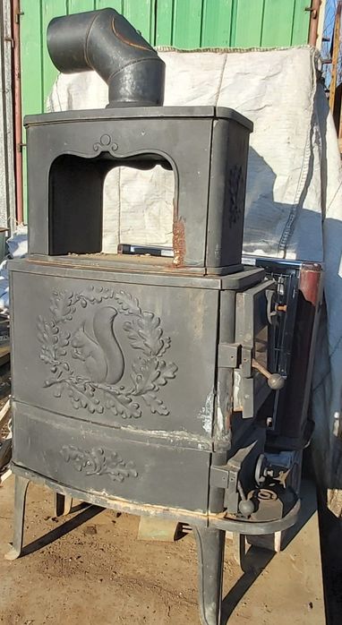 Stary piec do ogrzewania,koza