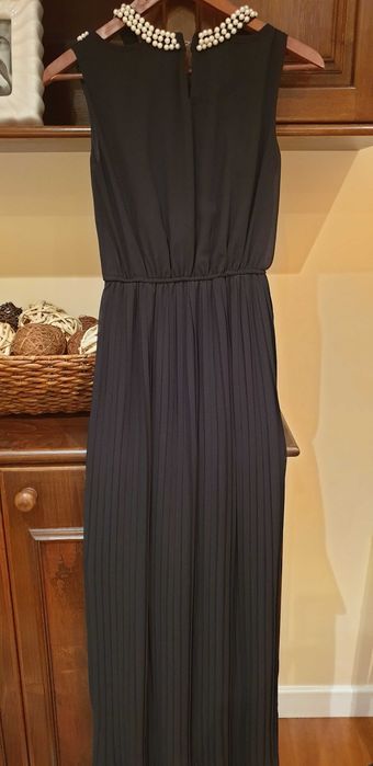 Vestido preto plissado com aplicações em pérolas