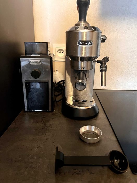 Ekspres do kawy ciśnieniowy DELONGHI Dedica Style EC685.M