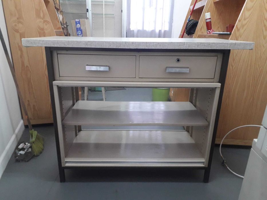 Vendo balcão com estruta em metal e tampo em madeira