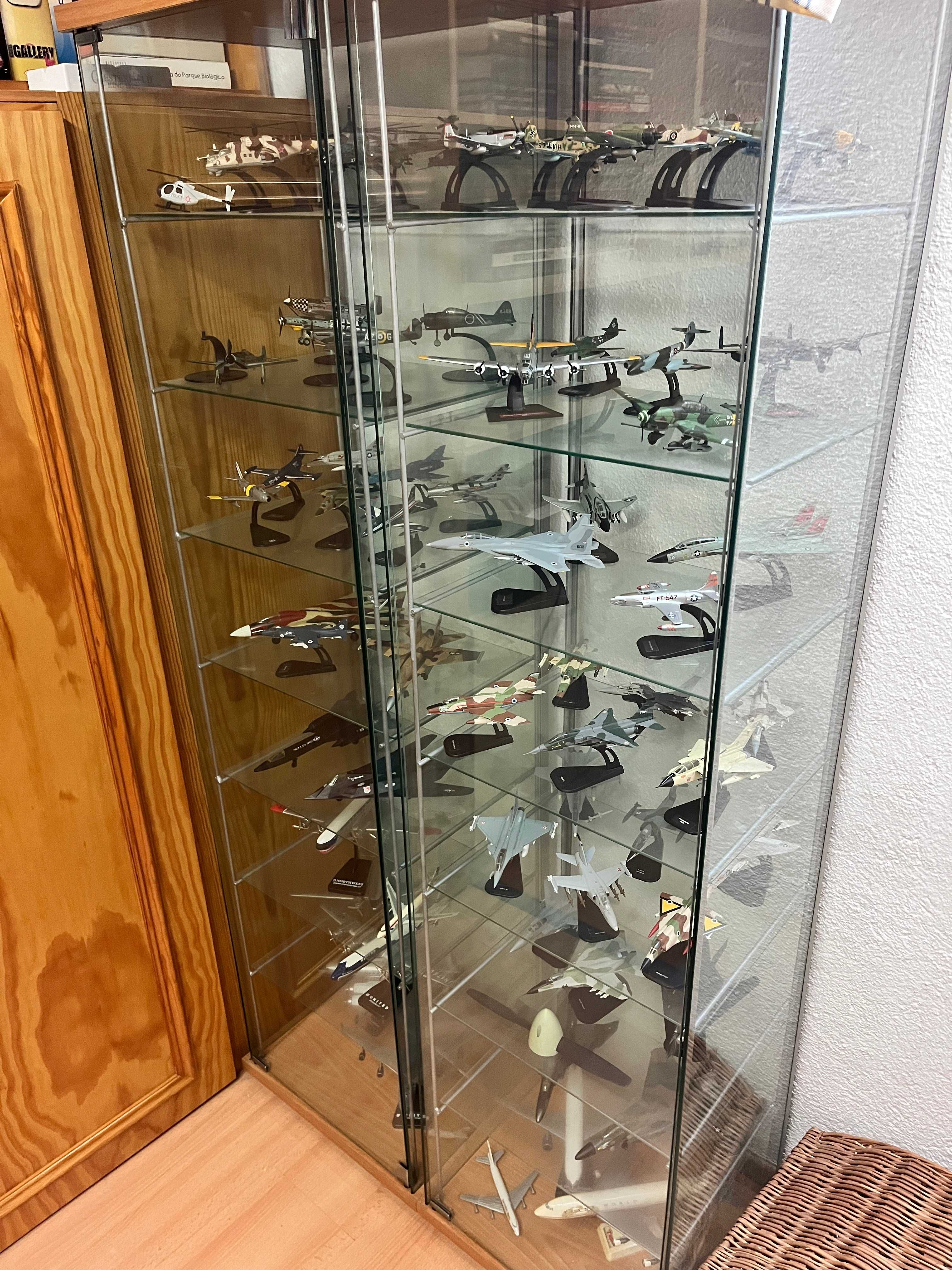 Estante completa com 80 maquetes de aviões - colecionismo