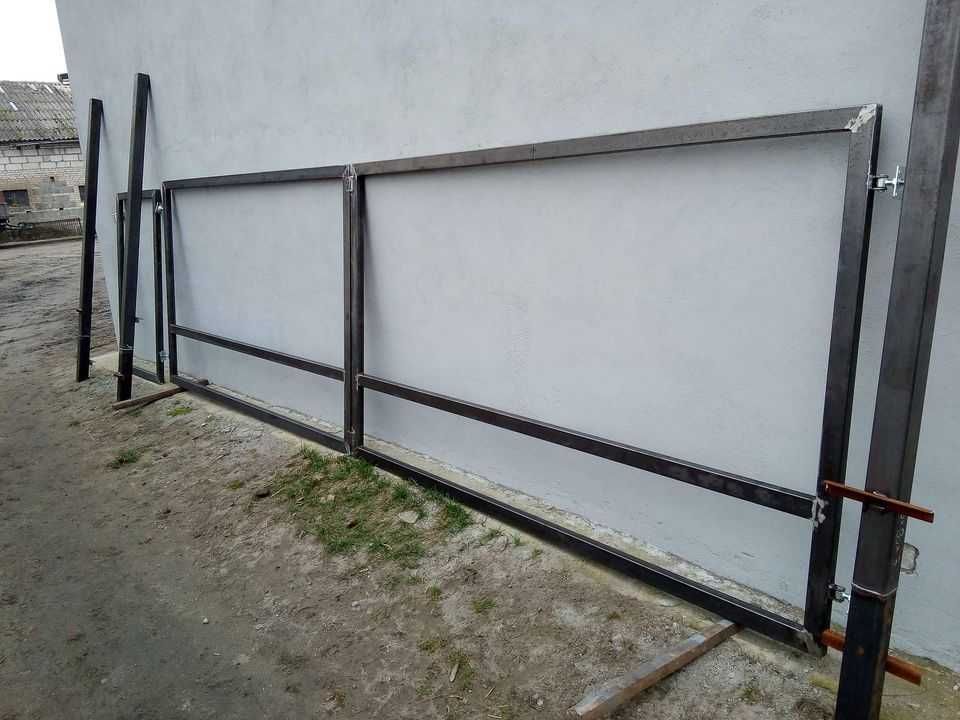 Brama dwuskrzydłowa 500 cm x 150 cm z słupkami.