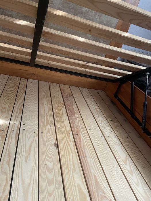 Кровать двухспальна деревянная  с подьемным механизмом и нишей