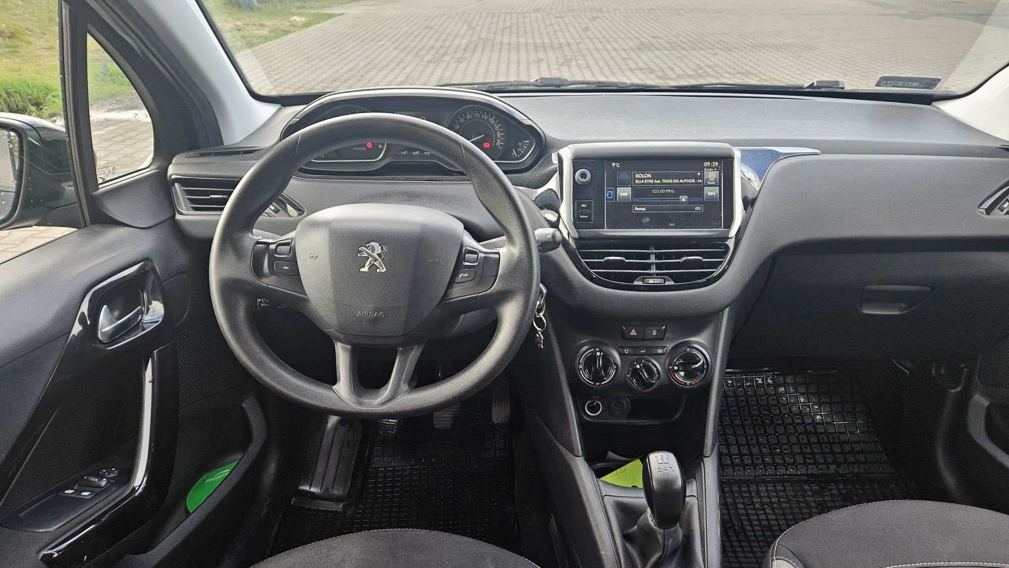 PEUGEOT 208 1,6 2015