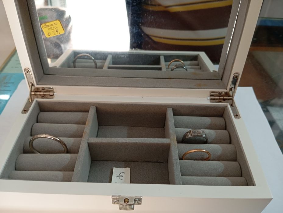 Guarda jóias com placa