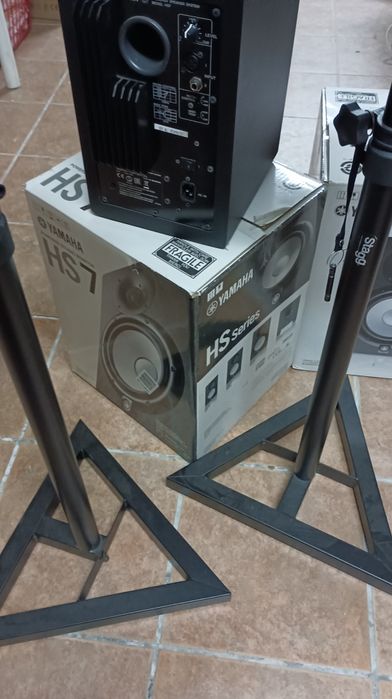 Colunas Yamaha HS 7 com suportes