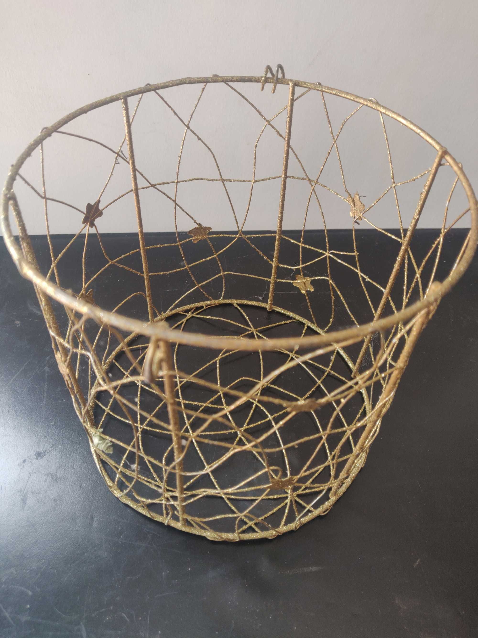 Cesto em ferro dourado